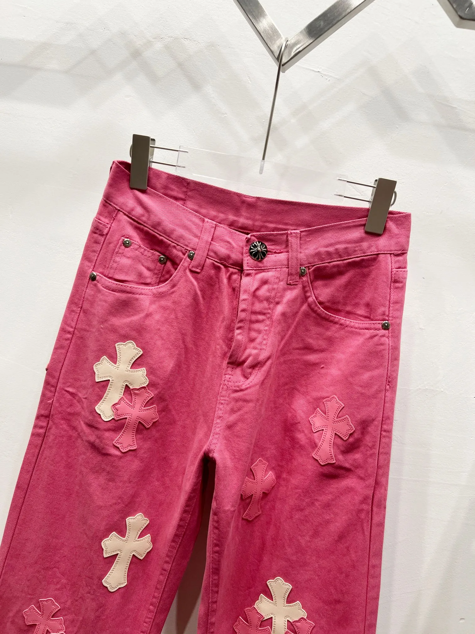 P260 style number: (c023) Chrome Hearts CH Chrome Hearts The same jeans worn by Fan Bingbing’s brother Fan Chengcheng exudes uninhibited personality and unique charm. Every wear and tear is carefully designed to present a unique artistic feel. Made of imported denim fabric, which has undergone heavy industrial washing and destruction treatment, the trousers show a super cool effect on the upper body, allowing you to dominate the fashion stage.  This is more than just a pair of jeans, it is an expression of attitude. With its unique design concept and ultimate pursuit of details, Croxin breaks traditional boundaries and defines the jeans trend in the new era. The trousers are made of double-layer woven fabric and matched with customized hardware, showing an incomparably beautiful and unique style, making every wearer the focus of fashion. Imported denim fabric, super heavy-duty washed and damaged, the upper body is super cool! Customized hardware, incomparably good-looking model. The production process is difficult. It has a high-street feel. Color: pink Size: 28, 30, 32, 34